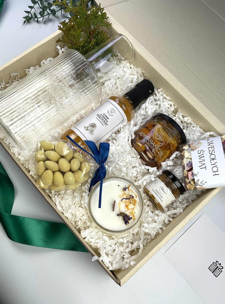 Naturalna świeca sojowa ręcznie robiona jako element relaksującego boxu prezentowego ze złotymi detalami.