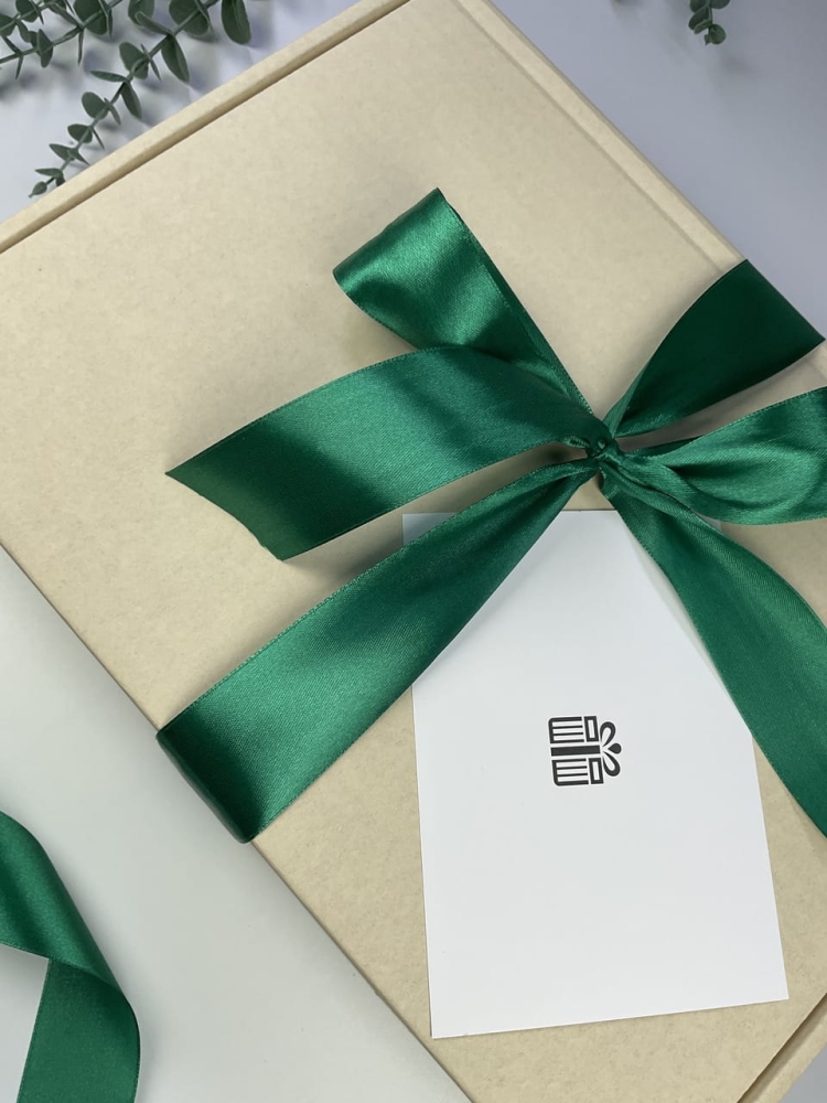 Personalizowany box prezentowy z deską i produktami z dzika. Wybierz kolor kokardy i dołącz osobiste życzenia.