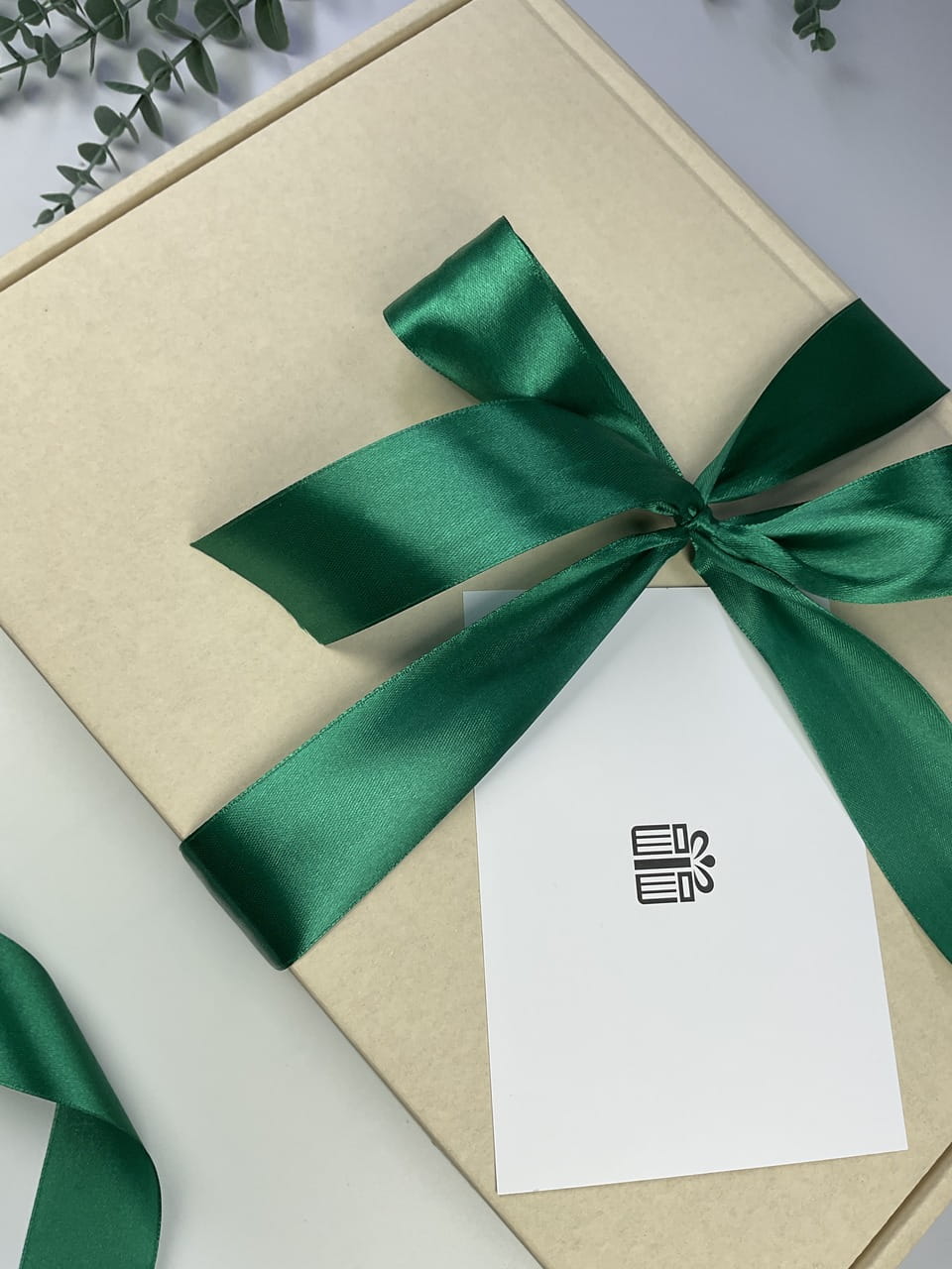 Personalizowany box prezentowy z deską i produktami z dzika. Wybierz kolor kokardy i dołącz osobiste życzenia.