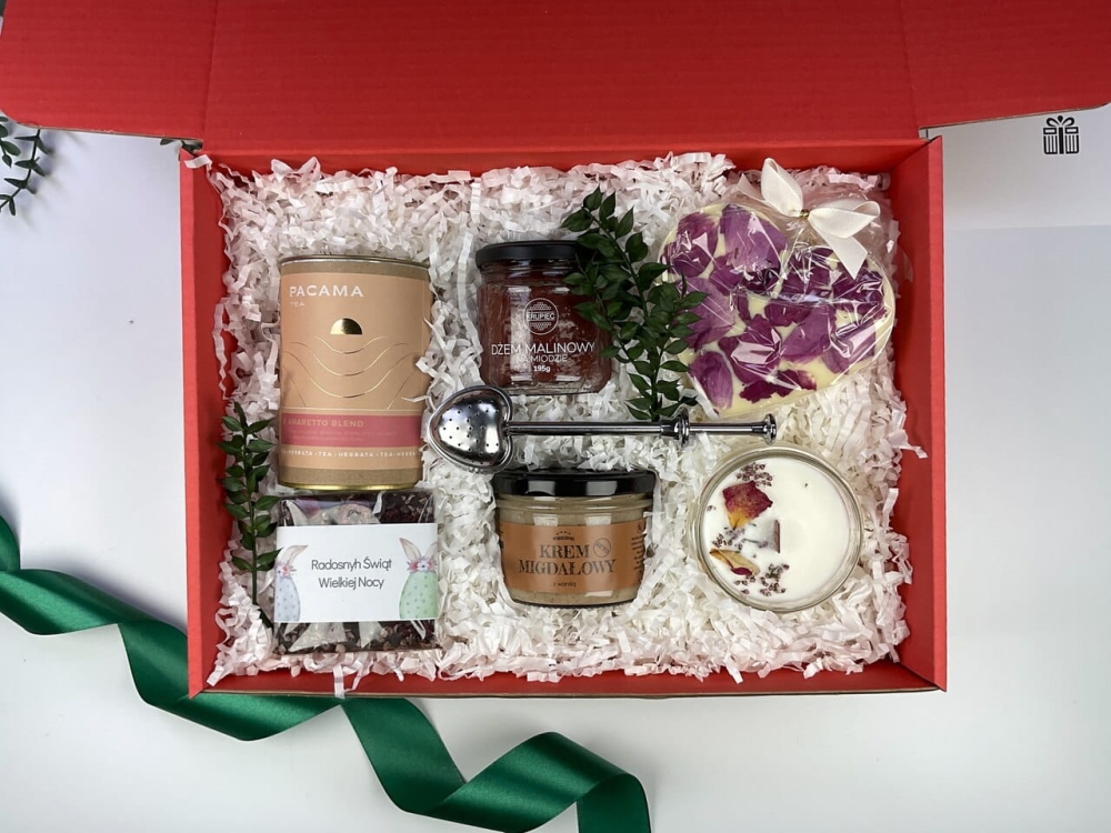 Romantyczny box prezentowy z herbatą Amaretto Blend, zaparzaczem w kształcie serca i świecą sojową. Idealny zestaw upominkowy dla niej na wiosnę.