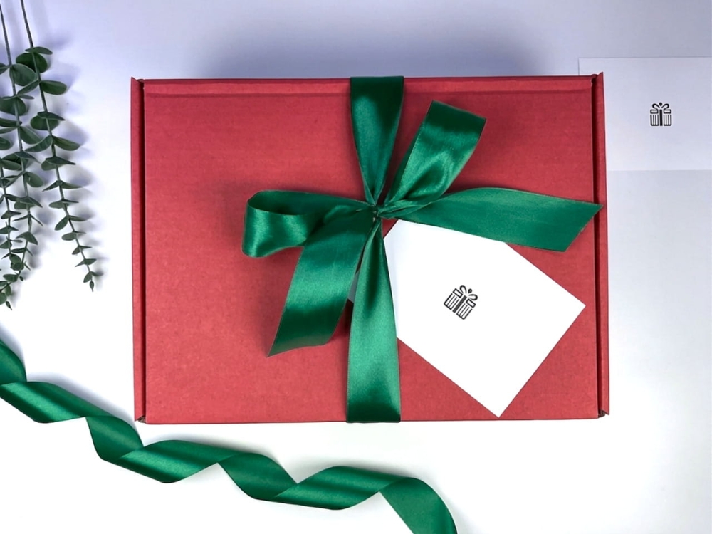 Wiosenny zestaw upominkowy z motywem serca. Pudełko z bilecikiem, kartką na życzenia i personalizowaną kokardą.