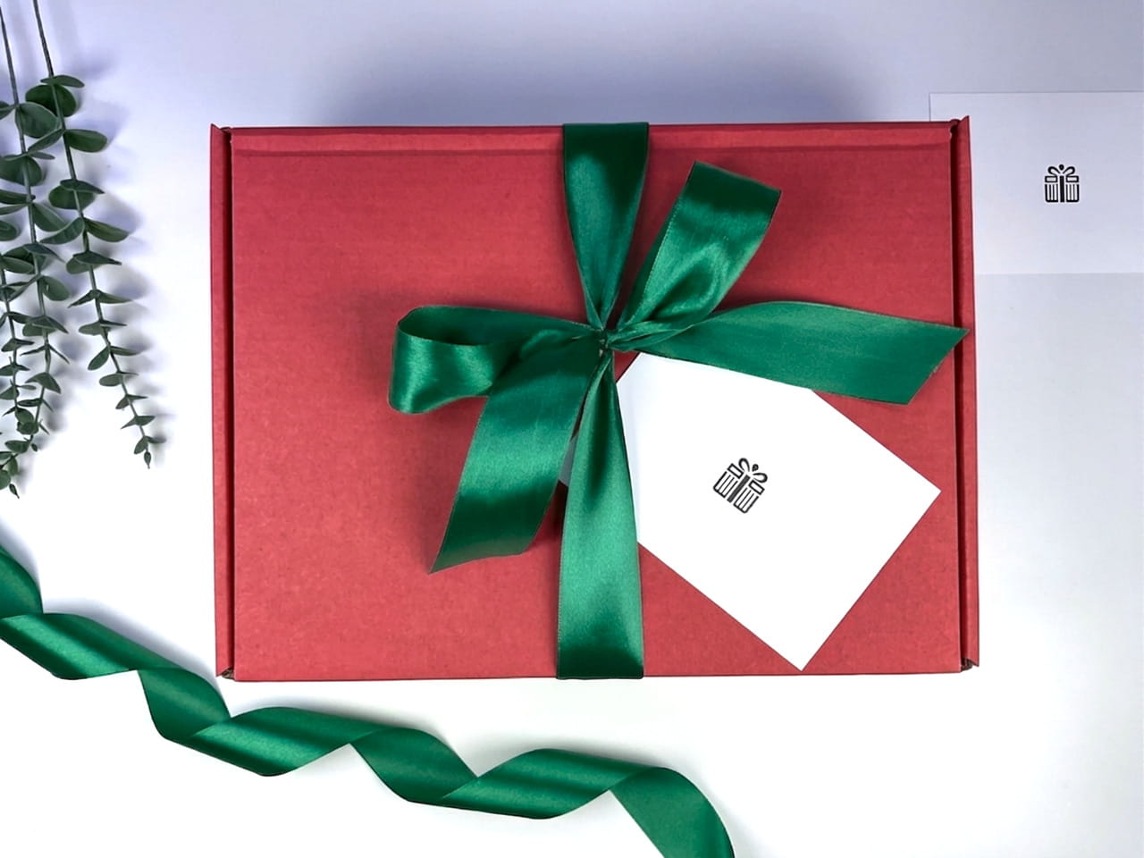 Wiosenny zestaw upominkowy z motywem serca. Pudełko z bilecikiem, kartką na życzenia i personalizowaną kokardą.