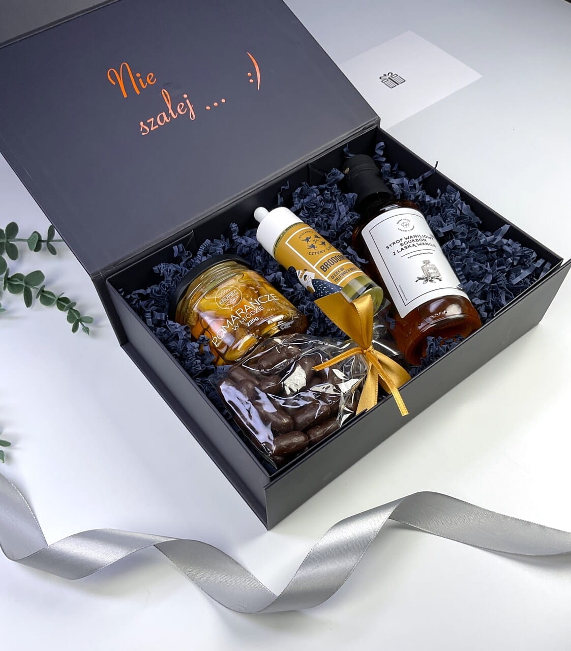 Naturalny olejek do brody i syrop waniliowy w personalizowanym boxie prezentowym dla mężczyzny. Wybierz luksus i własny napis na i w środku pudełka.