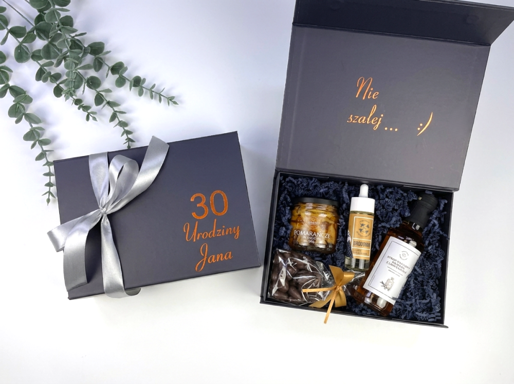 Luksusowy box personalizowany dla mężczyzny z naturalnym olejkiem do brody, syropem waniliowym i słodyczami z pomarańczą. Wybierz własny napis i dedykację na i w środku pudełka.