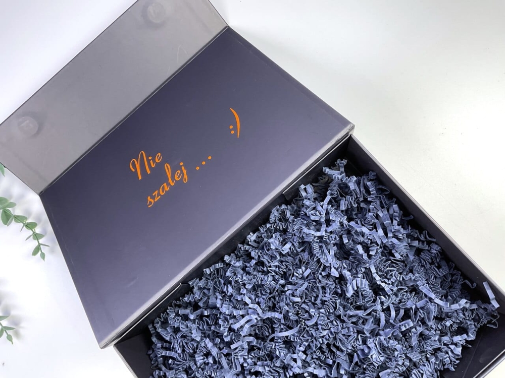 Luksusowy box personalizowany z wstążką i personalizowanym napisem na i w środku. Olejek do brody, syrop waniliowy, pomarańcze w miodzie i czekolada rzemieślnicza.