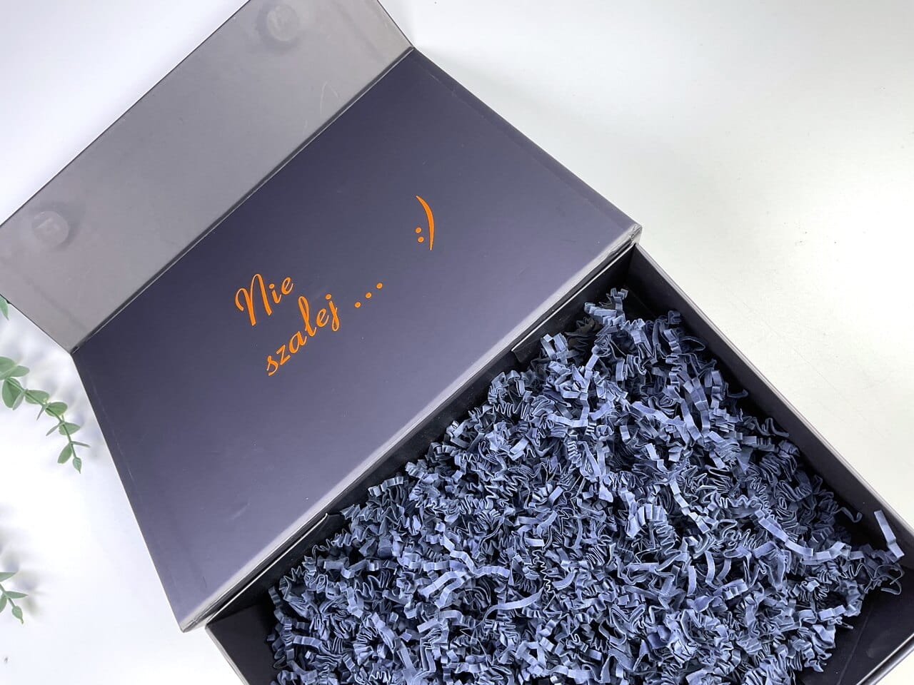 Luksusowy box personalizowany z wstążką i personalizowanym napisem na i w środku. Olejek do brody, syrop waniliowy, pomarańcze w miodzie i czekolada rzemieślnicza.