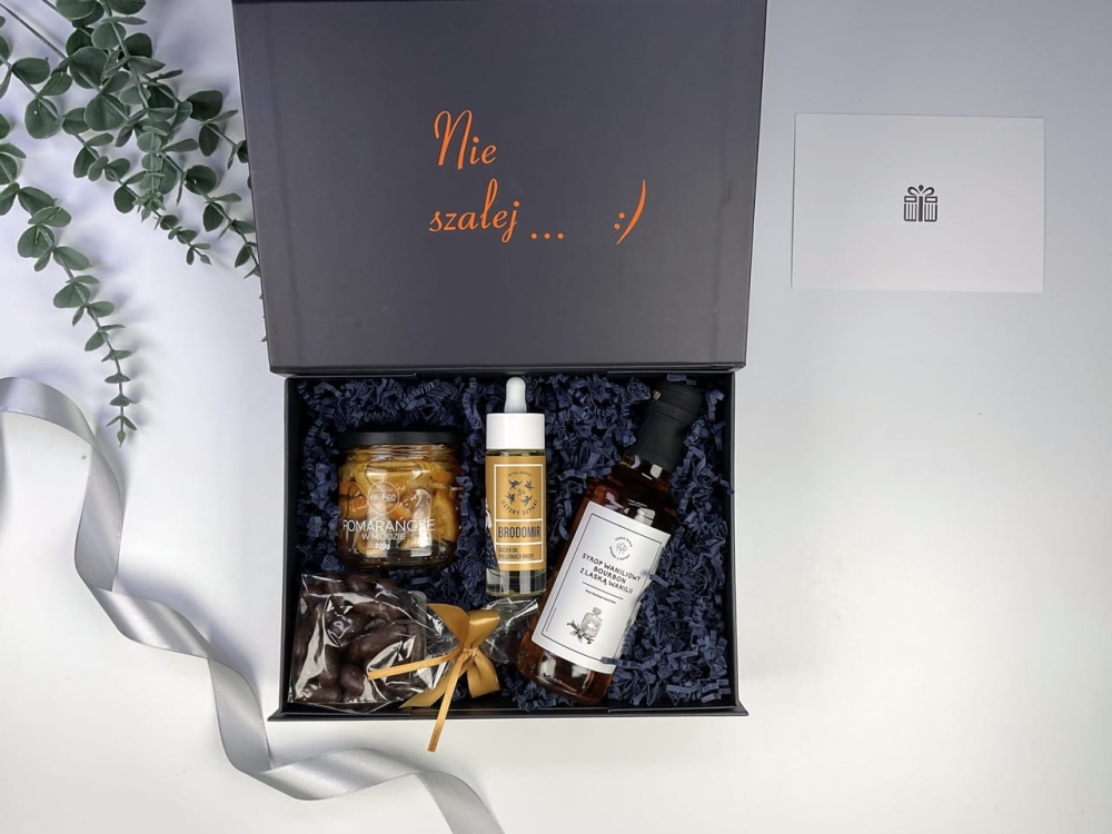 Luksusowy box personalizowany z wstążką i personalizowanym napisem na i w środku. Olejek do brody, syrop waniliowy, pomarańcze w miodzie i czekolada rzemieślnicza.