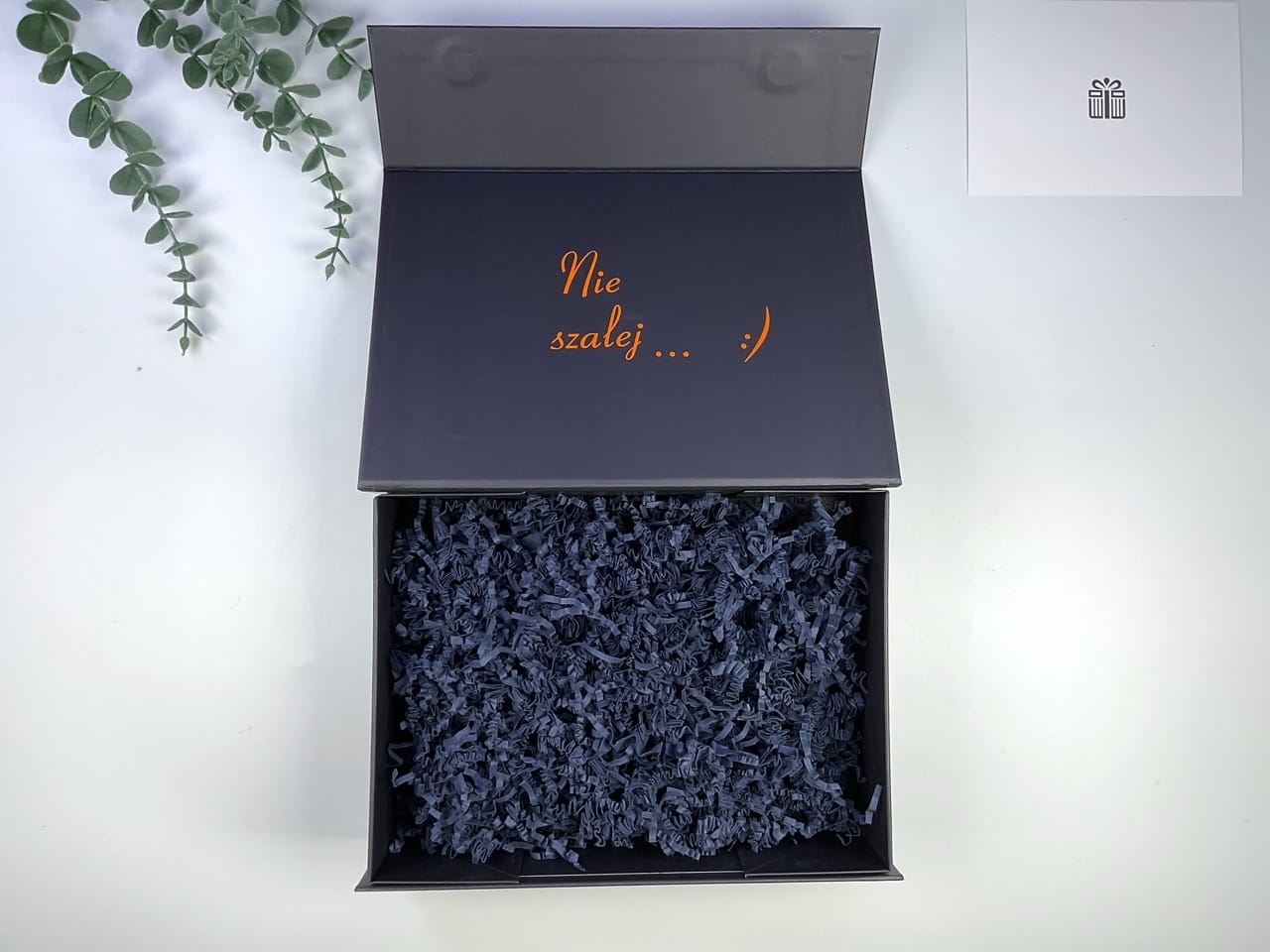 Jak zapakować prezent dla mężczyzny? Wybierz personalizowane pudełko magnetyczne z własną dedykacją w środku i elegancką wstążką.