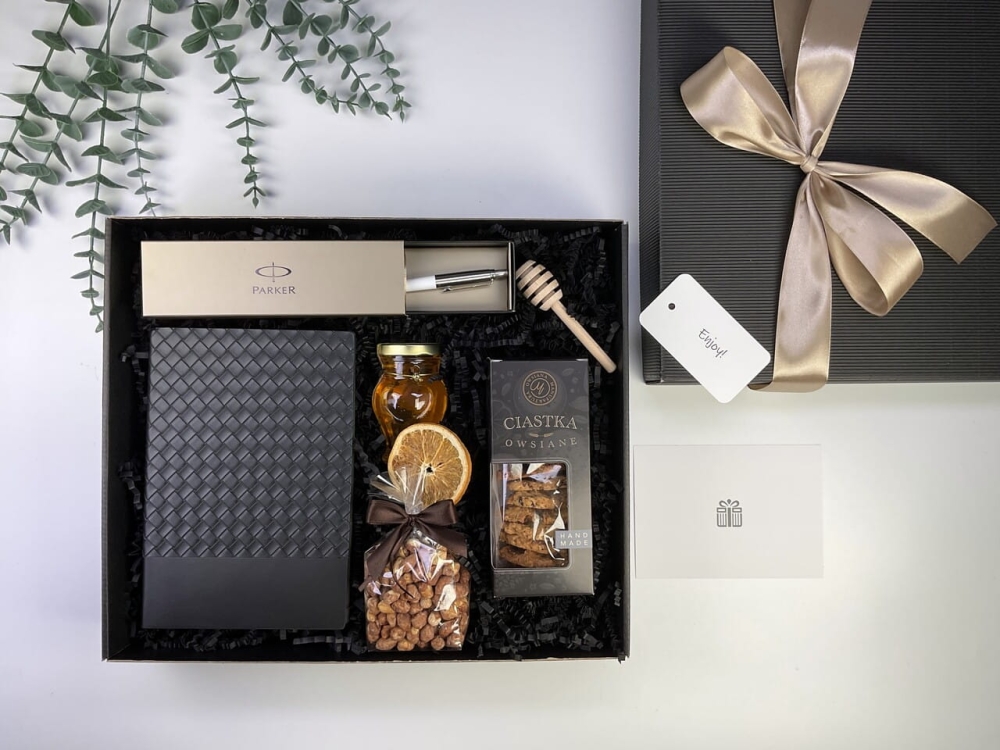 Długopis Parker w etui jako element luksusowego boxu prezentowego. Stylowy upominek biurowy w eleganckim pudełku z wstążką.