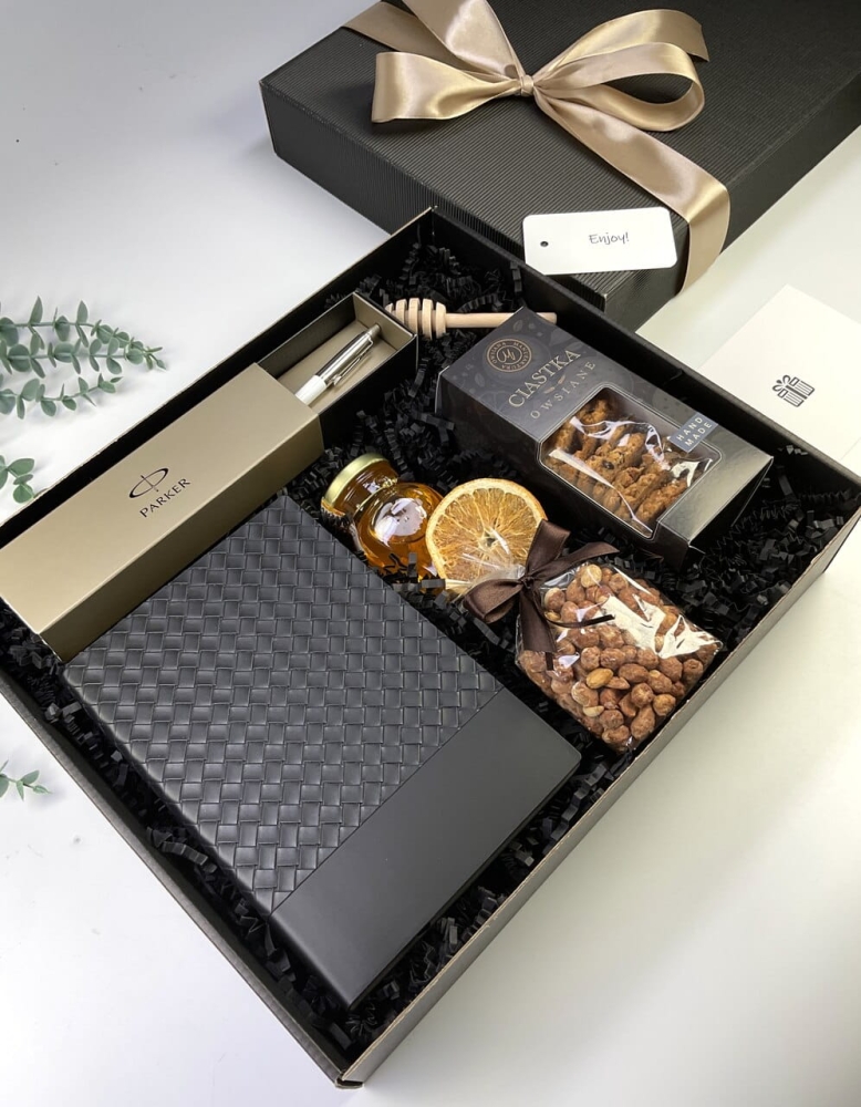 Ręcznie robione ciasteczka w luksusowym boxie prezentowym. Gourmet gift box z długopisem Parker na jubileusz firmy.