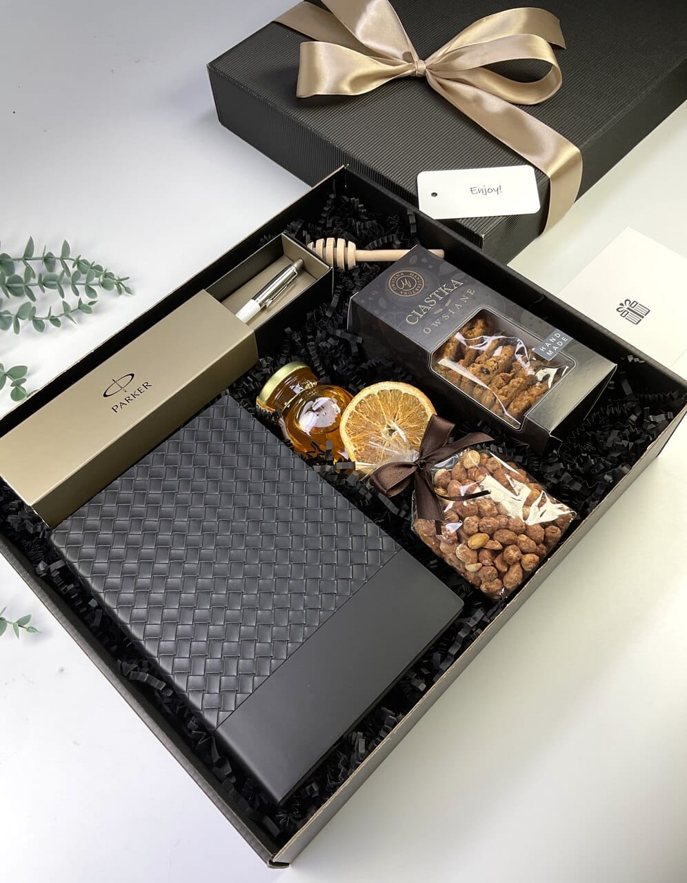 Ręcznie robione ciasteczka w luksusowym boxie prezentowym. Gourmet gift box z długopisem Parker na jubileusz firmy.