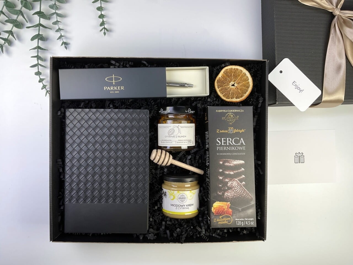 Ekskluzywny box firmowy z długopisem Parker, notatnikiem i cytrynami w miodzie. Idealny prezent biznesowy łączący elegancję i zdrowie.