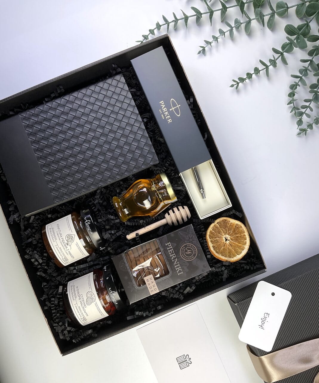 Personalizowany box firmowy z Twoim napisem lub logo. W środku notatnik, Parker, miód i cytrynki w syropie.