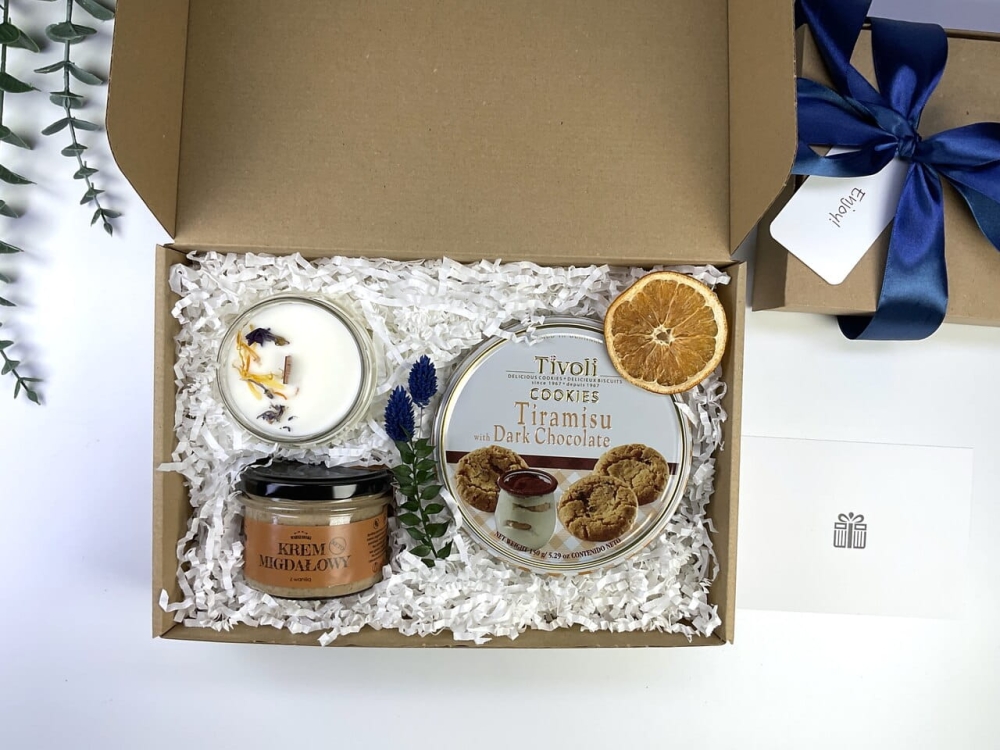 Luksusowy box prezentowy z ciasteczkami tiramisu w puszce, świecą sojową i kremem migdałowym. Idealny zestaw upominkowy na wiosnę i relaks.