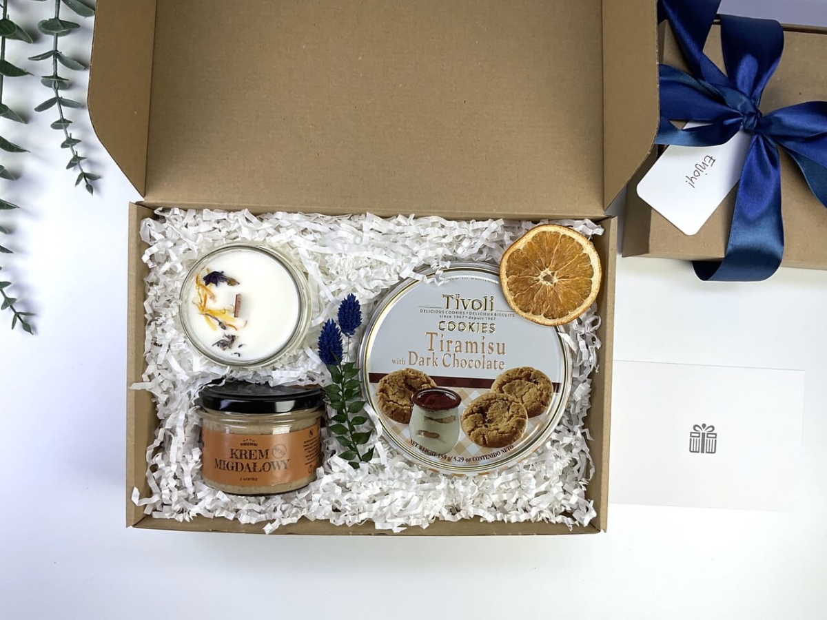 Luksusowy box prezentowy z ciasteczkami tiramisu w puszce, świecą sojową i kremem migdałowym. Idealny zestaw upominkowy na wiosnę i relaks.