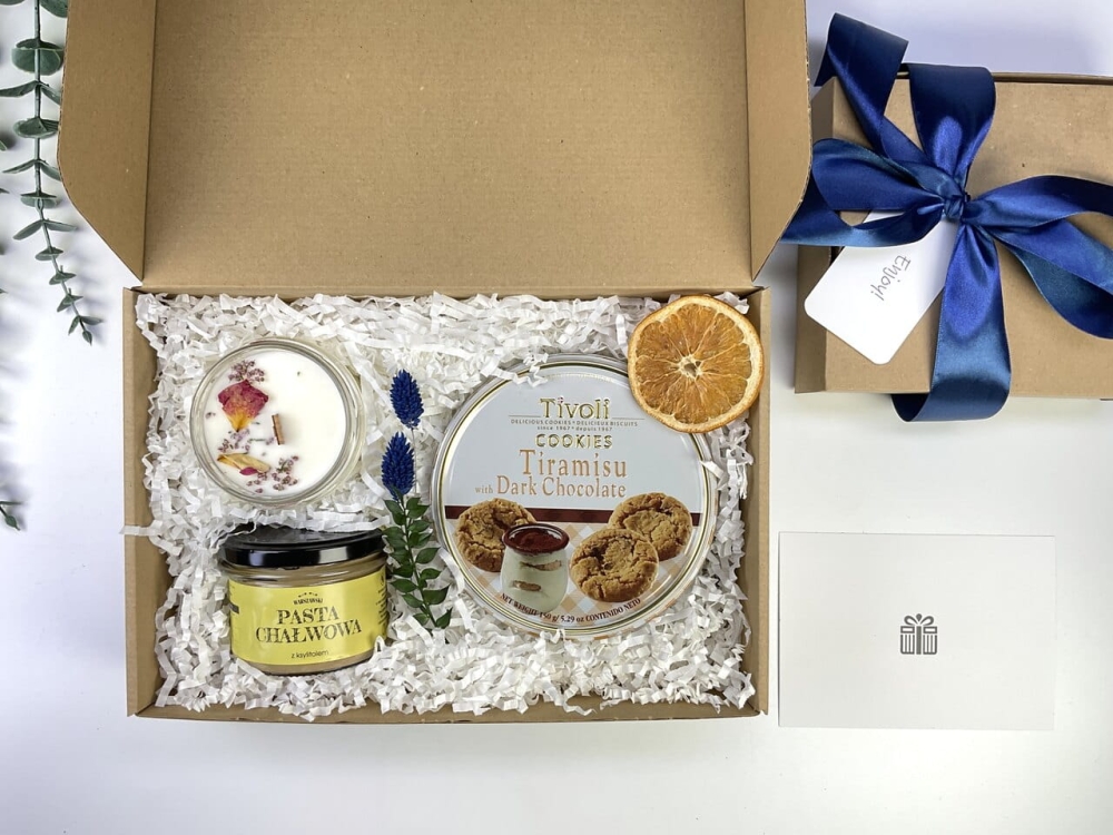 Naturalny box prezentowy z kremem chałwowym, ciasteczkami tiramisu i świecą sojową. Ekologiczne pudełko z gładkiej tektury na prezent.
