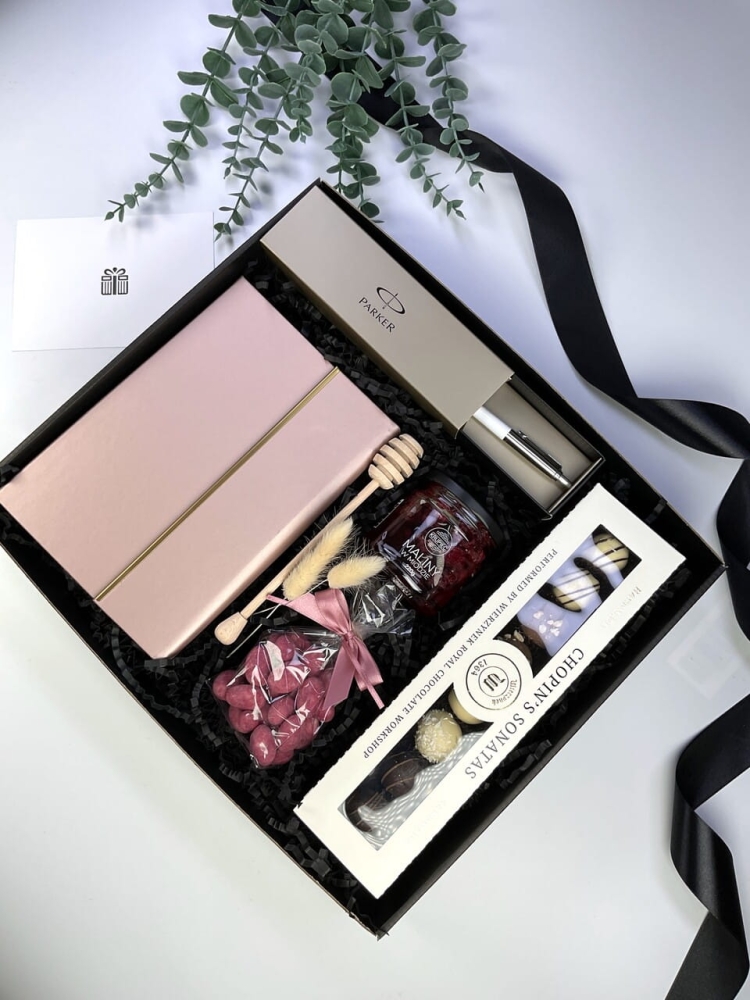 Długopis Parker w etui i różowy notes premium w luksusowym zestawie upominkowym. Profesjonalny podarunek biurowy w kobiecym stylu.