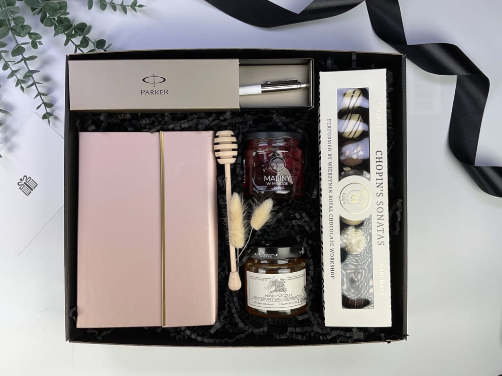 Jak elegancko podziękować kobiecie w biznesie? Wybierz luksusowy box z różowym notesem i markowym długopisem Parker.
