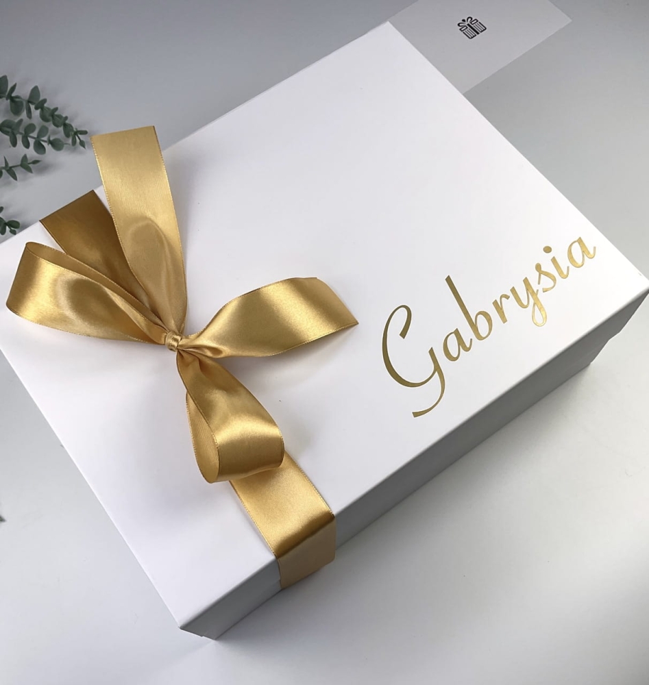 Eleganckie pudełko magnetyczne do personalizacji. Idealne na prośbę o świadkowanie, podziękowania lub wyjątkowy prezent. Minimalistyczny design i możliwość samodzielnego wypełnienia