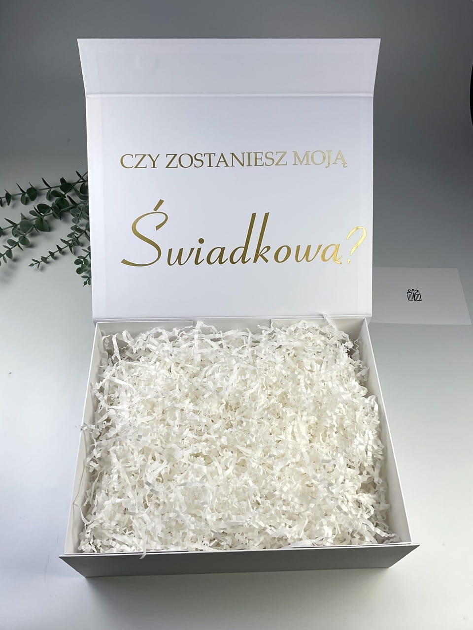 Eleganckie pudełko magnetyczne do personalizacji. Idealne na prośbę o świadkowanie, podziękowania lub wyjątkowy prezent. Minimalistyczny design i możliwość samodzielnego wypełnienia