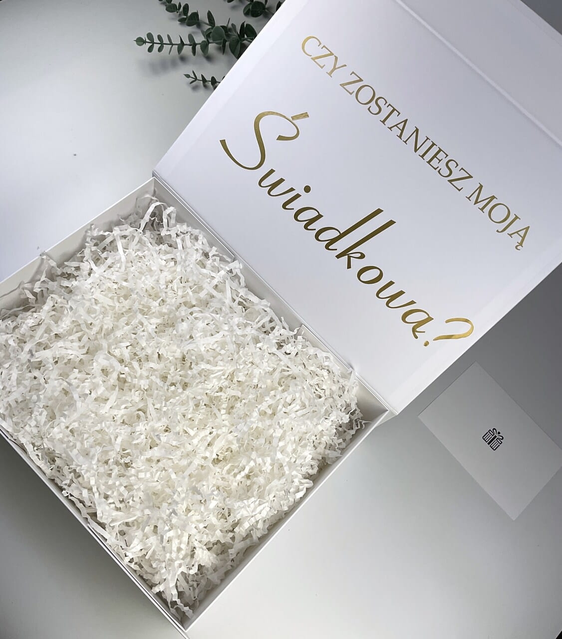 Personalizowane pudełko magnetyczne w wybranym kolorze i rozmiarze. Doskonała baza do zestawów prezentowych, pytań o świadkowanie i eleganckich upominków.