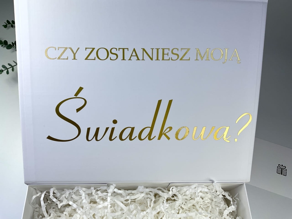 Personalizowane pudełko magnetyczne w wybranym kolorze i rozmiarze. Doskonała baza do zestawów prezentowych, pytań o świadkowanie i eleganckich upominków.