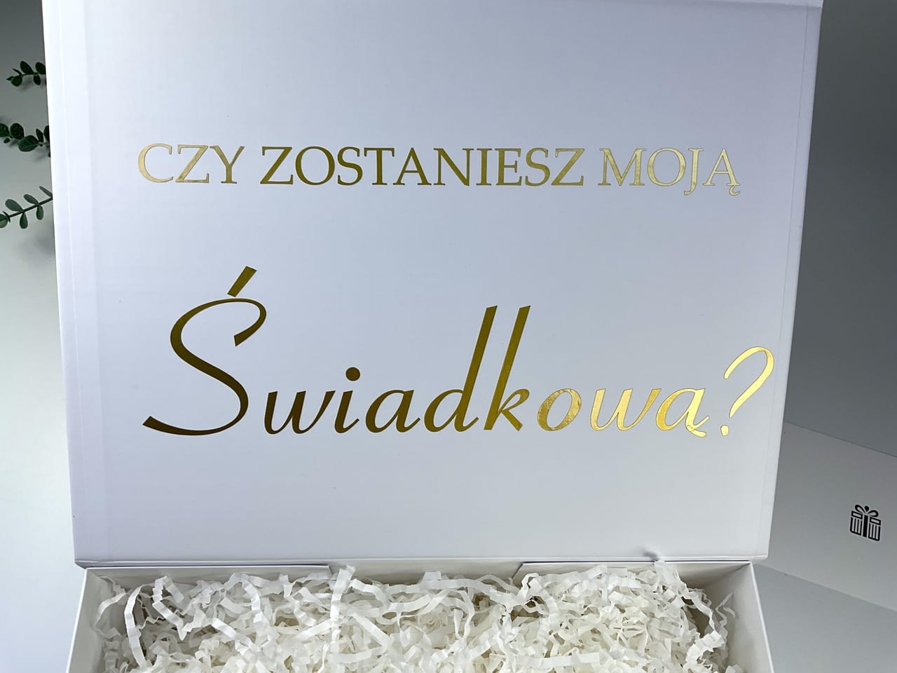 Personalizowane pudełko magnetyczne w wybranym kolorze i rozmiarze. Doskonała baza do zestawów prezentowych, pytań o świadkowanie i eleganckich upominków.