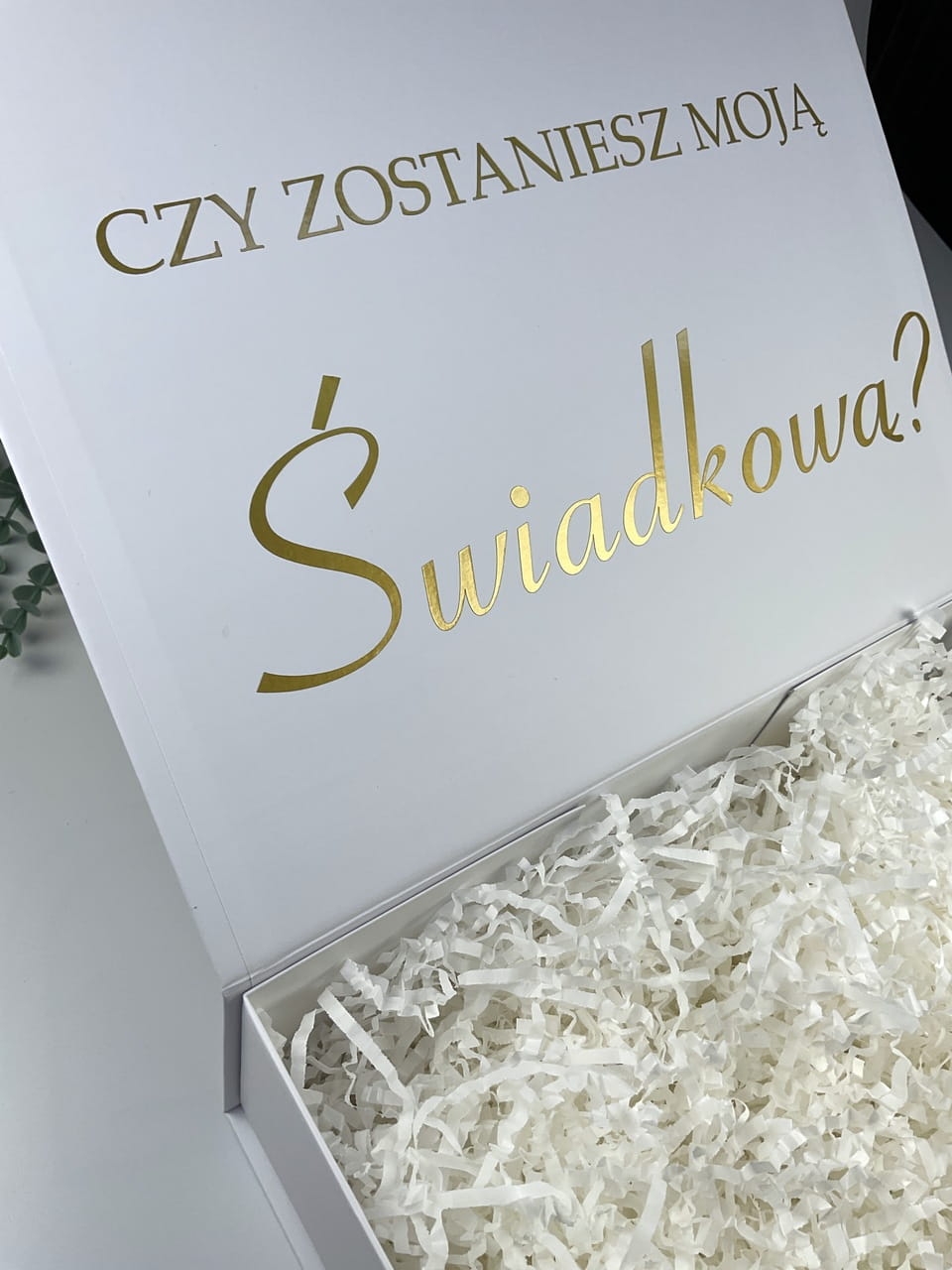 Personalizowane pudełko magnetyczne w wybranym kolorze i rozmiarze. Doskonała baza do zestawów prezentowych, pytań o świadkowanie i eleganckich upominków.