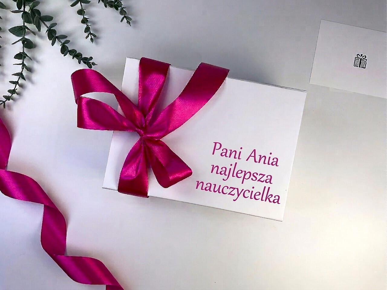 Naturalny peeling do ciała w luksusowym zestawie upominkowym dla niej. Prezent zachęcający do relaksu i czasu dla siebie w białym pudełku.