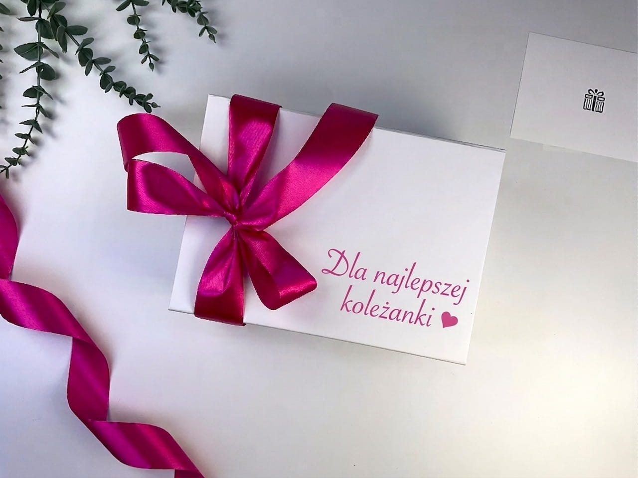 Jak pokazać kobiecie, że jest ważna? Wybierz biały box z dedykacją, naturalnym peelingiem i świecą zapachową.