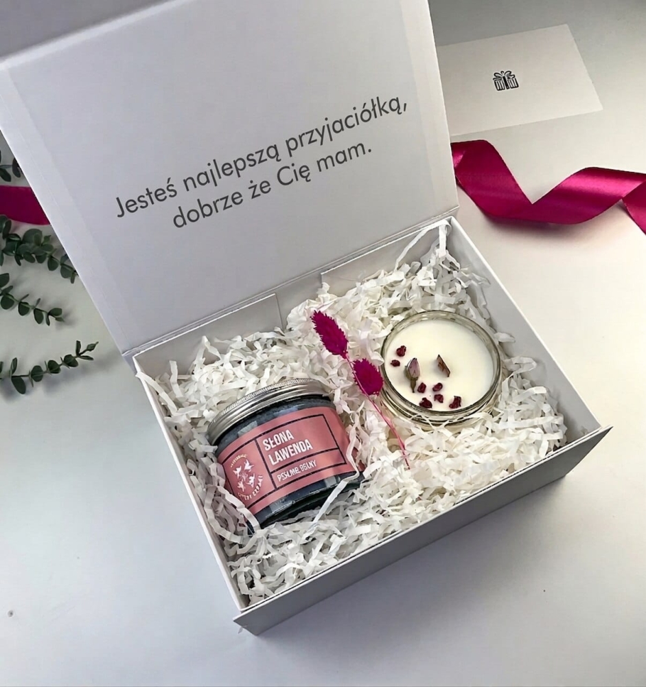 Zestaw relaksacyjny dla kobiet premium. Biały box z peelingiem do ciała i ekologiczną świecą sojową z bilecikiem.