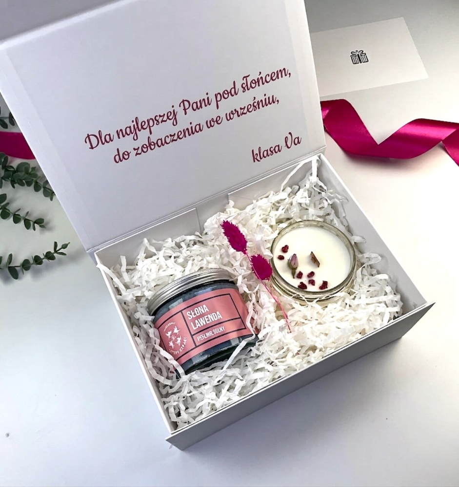 Personalizowany box prezentowy SPA. Twoje słowa na zewnątrz i w środku białego pudełka z magnetycznym zamknięciem.