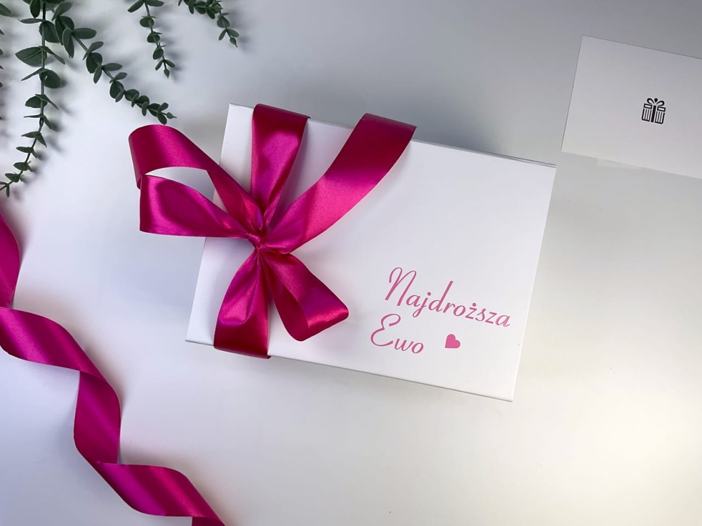 Białe pudełko magnetyczne na prezent z własnym opisem i dedykacją w środku. Personalizowany box dla kobiety z peelingiem i świecą sojową