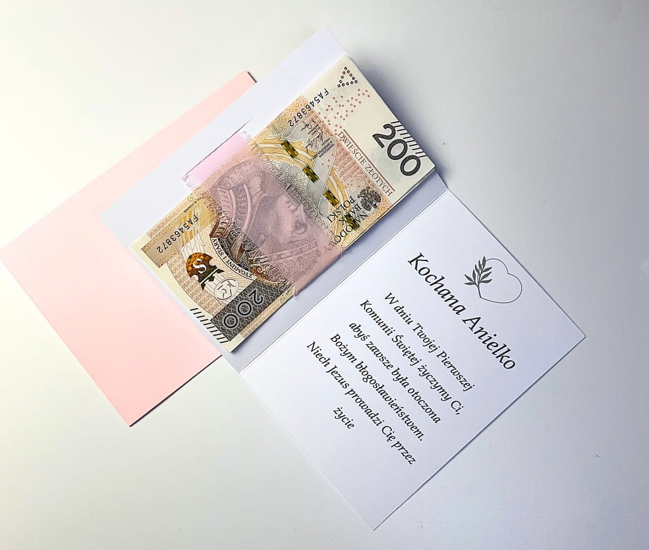 Ręcznie robiona kartka komunijna boho z suszonymi kwiatami i różową kopertą.