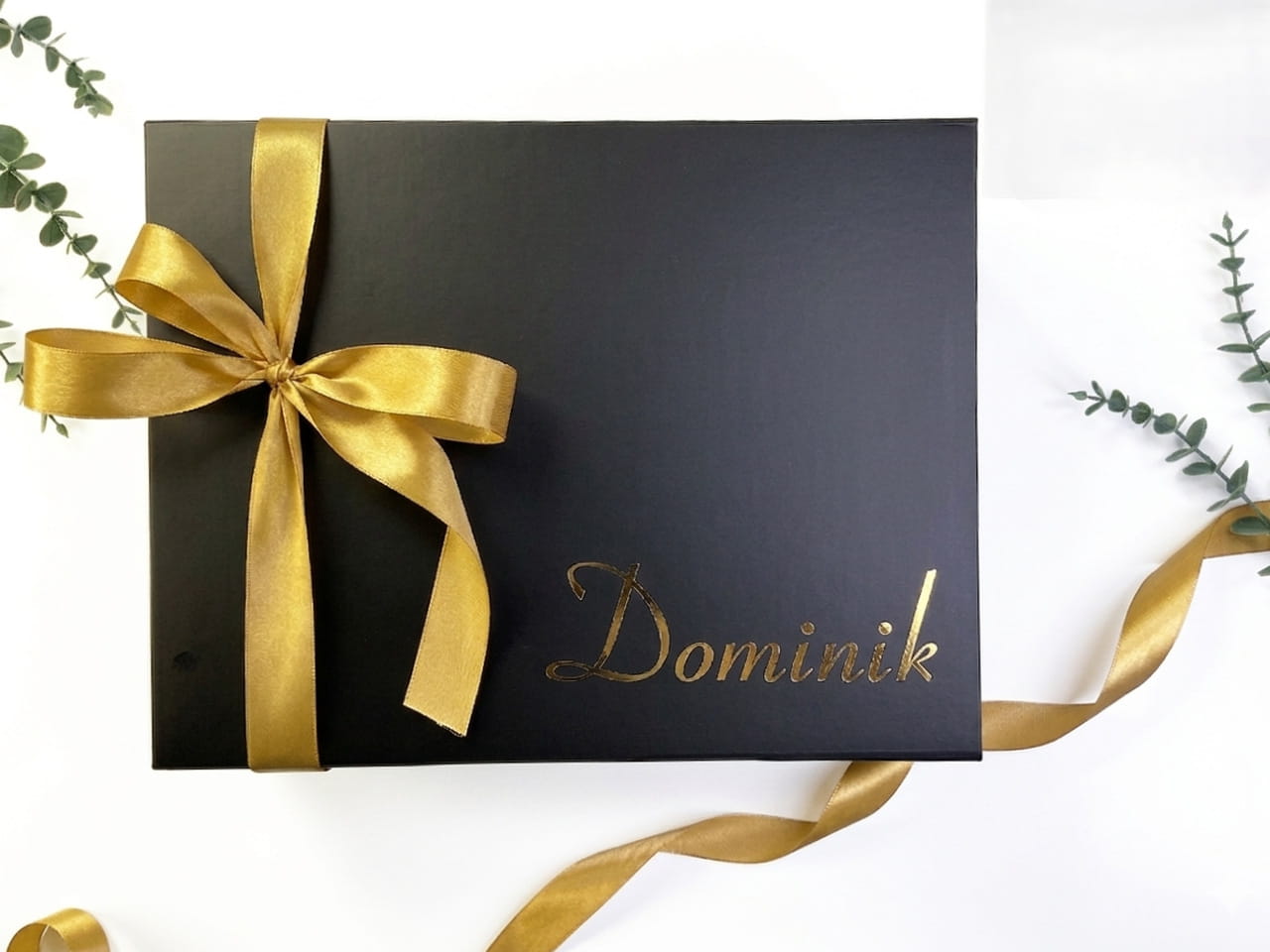 Szklany shaker ryflowany wewnątrz personalizowanego pudełka dla świadka. Gotowy zestaw prezentowy z bilecikiem i wstążką.