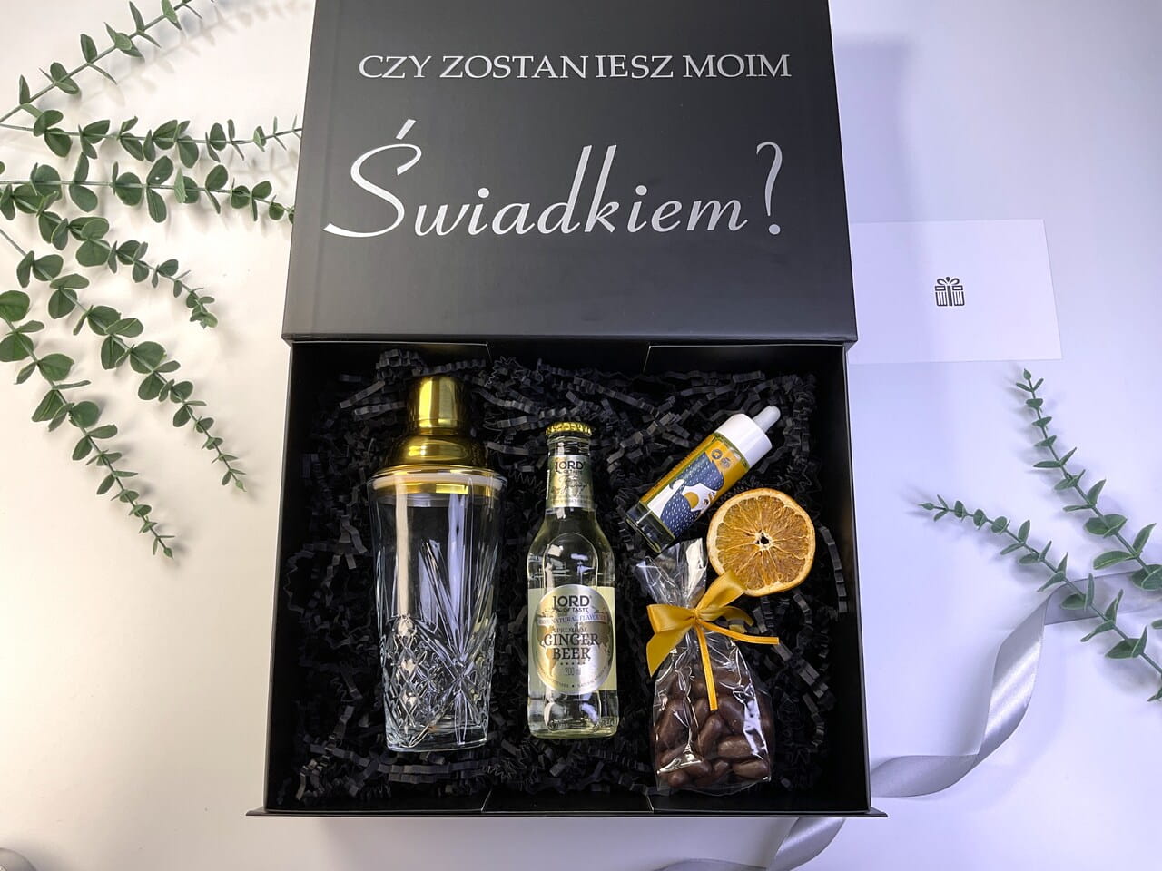 Magnetyczne pudełko Czy zostaniesz moim Świadkiem z personalizowanym napisem. Luksusowy box ze szklanym shakerem, tonikiem i olejkiem do brody.