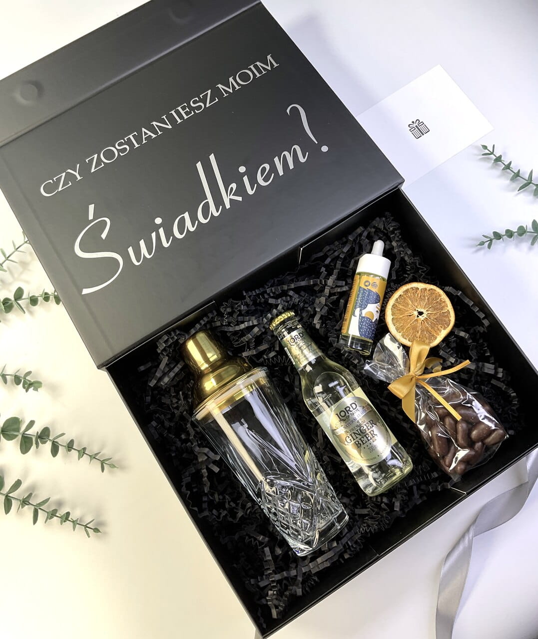 Zaproszenie dla świadka w męskim stylu. Shaker, tonic, słodycze i kosmetyk w eleganckim grafitowym pudełku z dedykacją.