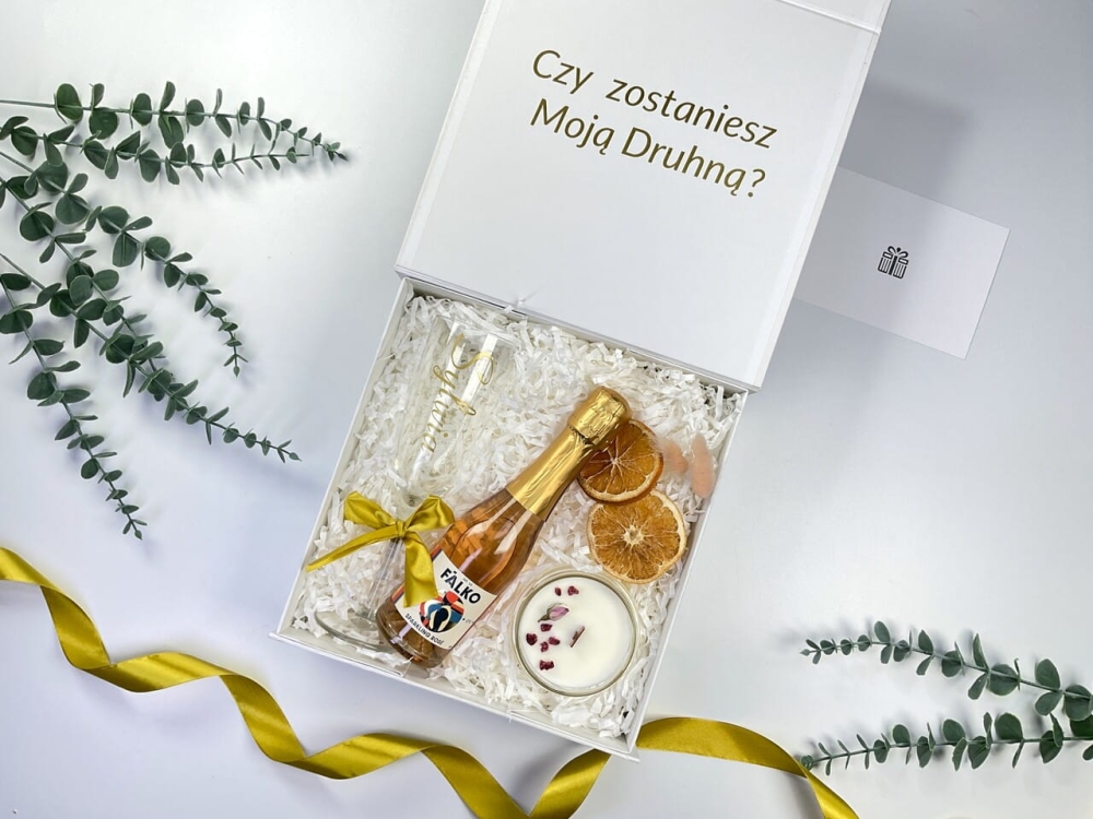 Szampan bezalkoholowy 0% w zestawie upominkowym dla świadkowej. Elegancki toast w pudełku z personalizacją i świecą sojową.
