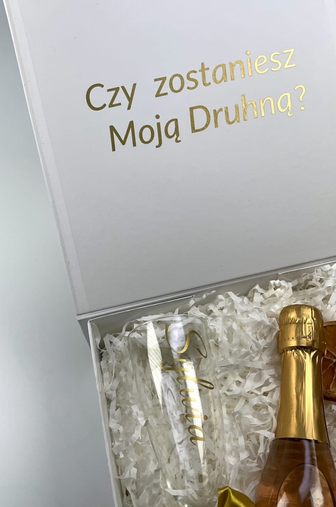 Ręcznie robiona świeca sojowa z kwiatami w boxie „Czy zostaniesz moją Druhną?”. Ekologiczna świeca i personalizowany kieliszek.