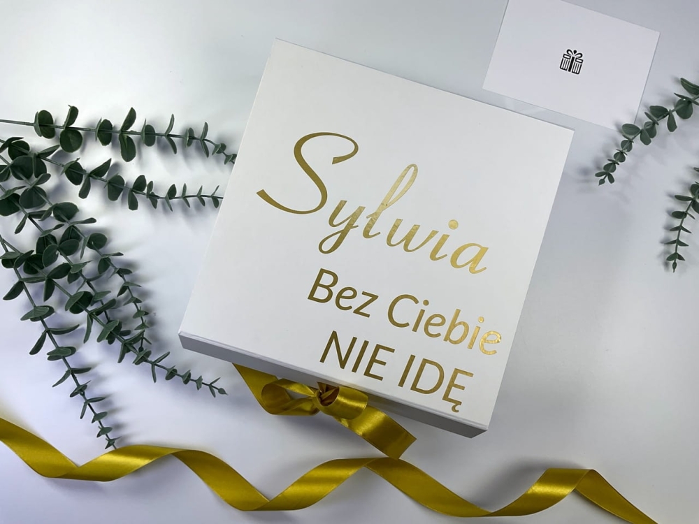 Personalizowany kieliszek do prosecco wewnątrz pudełka dla świadkowej. Gotowy zestaw z świecą sojową i szampanem 0%.