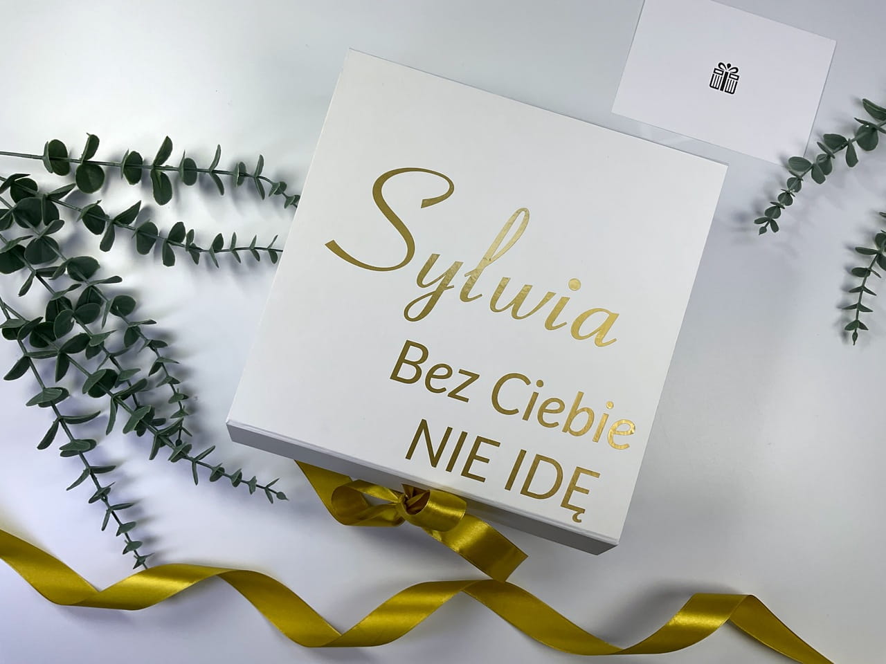 Personalizowany kieliszek do prosecco wewnątrz pudełka dla świadkowej. Gotowy zestaw z świecą sojową i szampanem 0%.