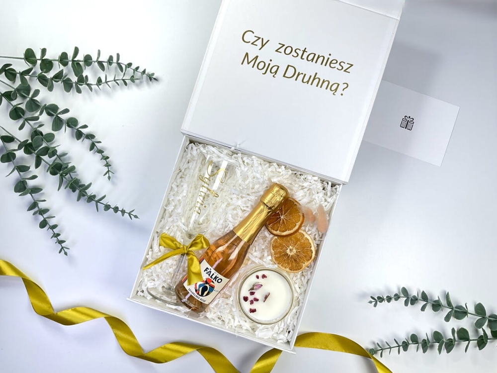 Białe pudełko magnetyczne Czy zostaniesz moją Świadkową z personalizowanym kieliszkiem i szampanem 0%. Idealny box prezentowy dla druhny