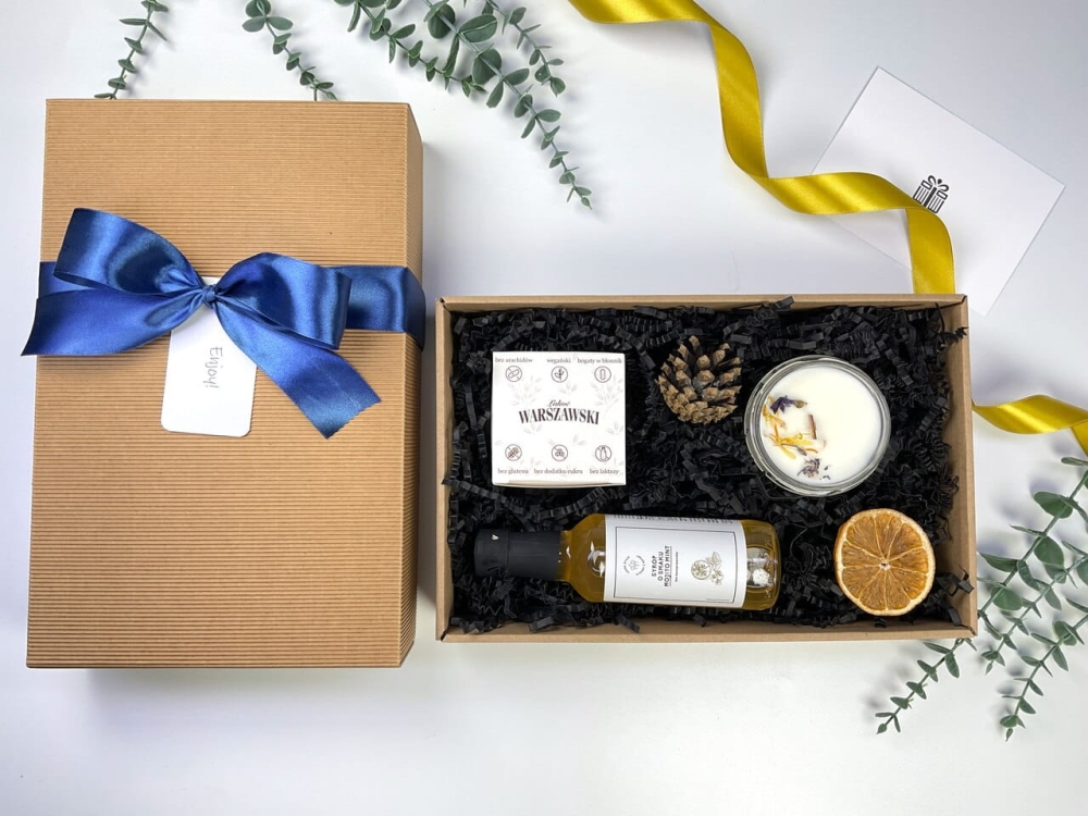 Tradycyjny box prezentowy ryflowany z ciastkami owsianymi, syropem mojito i świecą sojową. Naturalny zestaw upominkowy w pudełku z wstążką.