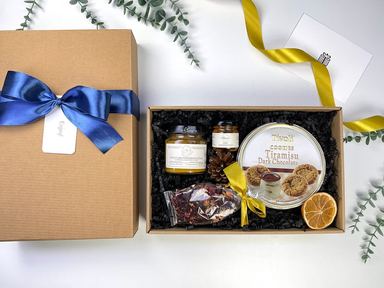 Naturalny box prezentowy ryflowany z ciasteczkami tiramisu, herbatą żurawinową i konfiturą pomarańczową. Klasyczny zestaw upominkowy z miodem.