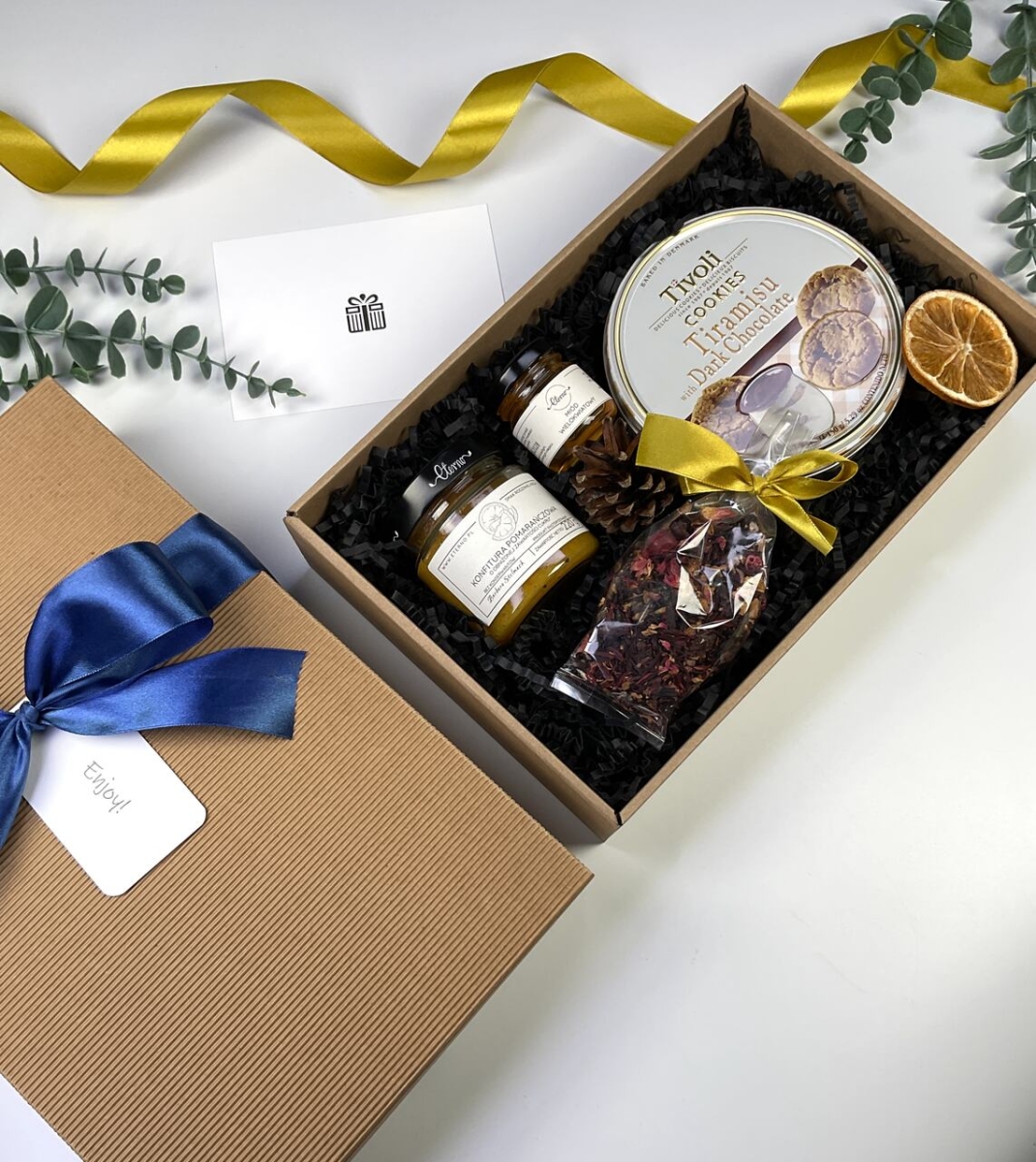 Ciasteczka tiramisu w puszce i herbata owocowa w ozdobnym pudełku z wstążką. Idealny prezent na podziękowanie lub imieniny.