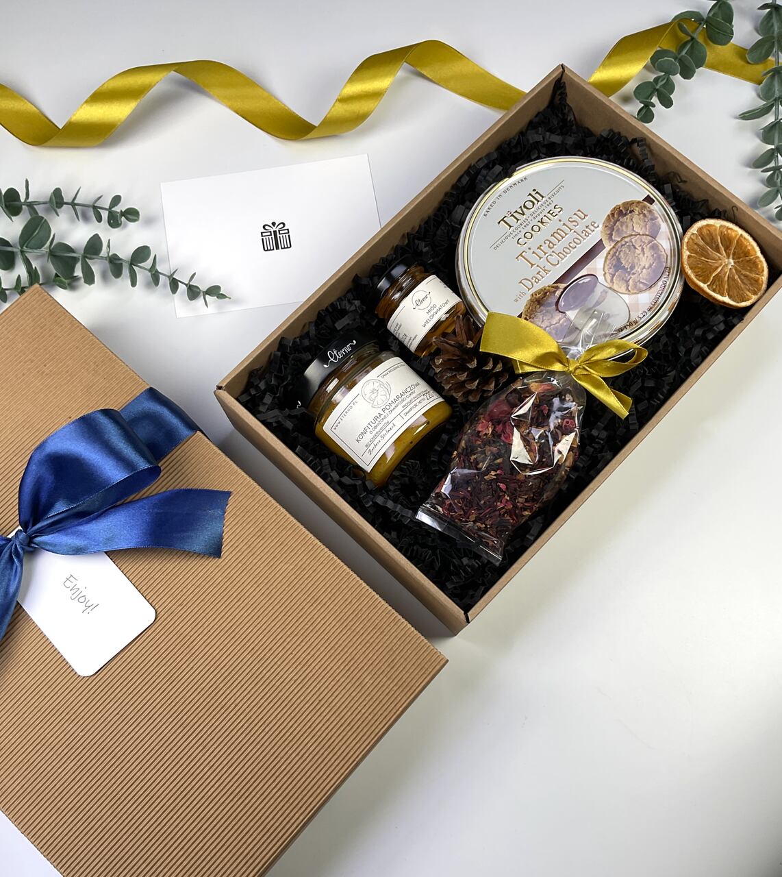 Ciasteczka tiramisu w puszce i herbata owocowa w ozdobnym pudełku z wstążką. Idealny prezent na podziękowanie lub imieniny.
