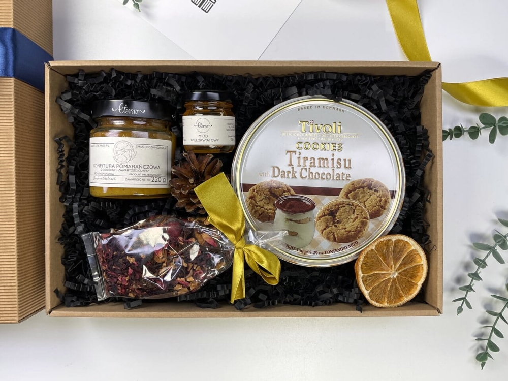 Jak zapakować miód i herbatę na prezent? Wybierz nasz personalizowany box ryflowany z suszoną pomarańczą i szyszką.