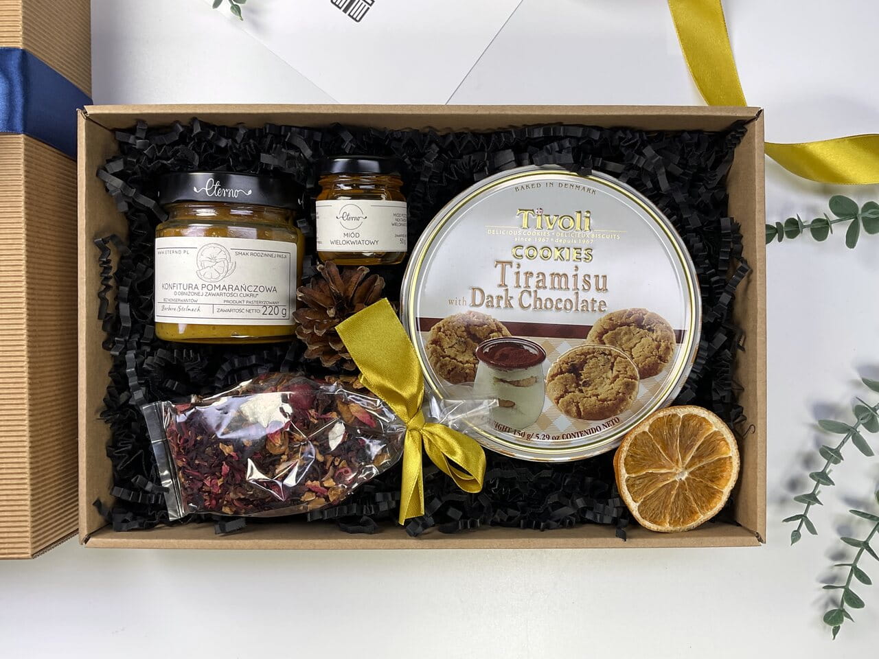 Jak zapakować miód i herbatę na prezent? Wybierz nasz personalizowany box ryflowany z suszoną pomarańczą i szyszką.