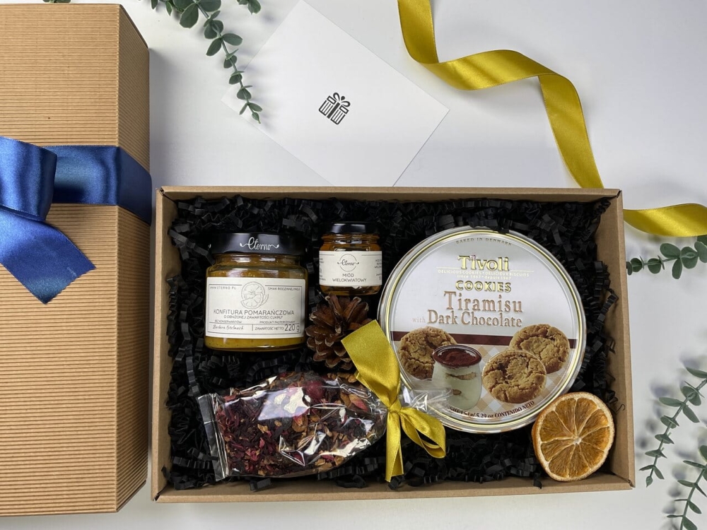 Zestaw upominkowy gourmet z ciastkami tiramisu. Tradycyjne pudełko, naturalne smaki i elegancki bilecik na życzenia.