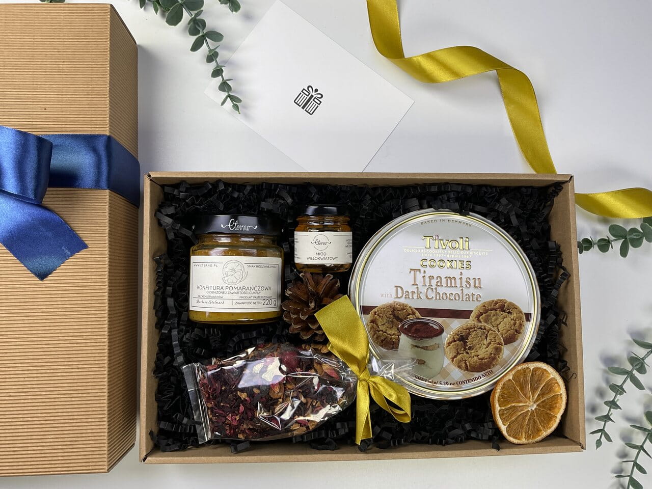 Zestaw upominkowy gourmet z ciastkami tiramisu. Tradycyjne pudełko, naturalne smaki i elegancki bilecik na życzenia.